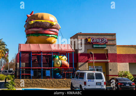 Un Carls Jr ristorante in Upland California con un Blow up burger sulla parte superiore Foto Stock