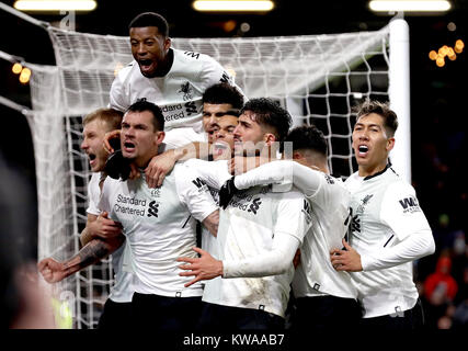 Di Liverpool Dejan Lovren (seconda a sinistra) e di Liverpool Emre può festeggia con i compagni di squadra dopo il Liverpool Ragnar Klavan (sinistra) punteggi al suo fianco il secondo obiettivo del gioco durante il match di Premier League a Turf Moor, Burnley. Foto Stock