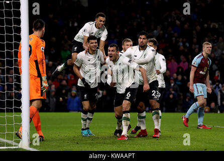 Di Liverpool Dejan Lovren (centro) festeggia con i compagni di squadra Dominic Solanke (sinistra), Trento Alexander-Arnold (in alto a sinistra) e Emre può (a destra) dopo che il suo compagno di squadra Ragnar Klavan (oscurato) punteggi al suo fianco il secondo obiettivo del gioco durante il match di Premier League a Turf Moor, Burnley. Foto Stock