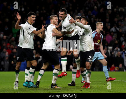 Di Liverpool Dejan Lovren (centro) festeggia con i compagni di squadra Dominic Solanke (sinistra) e Emre può (a destra) dopo che il suo compagno di squadra Ragnar Klavan (seconda a sinistra) punteggi al suo fianco il secondo obiettivo del gioco durante il match di Premier League a Turf Moor, Burnley. Foto Stock