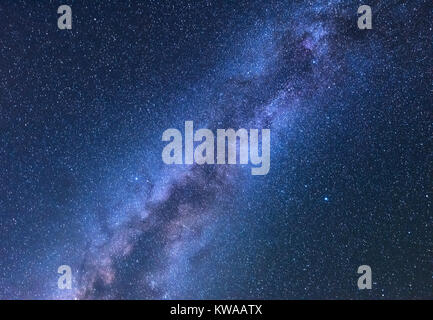 Via Lattea. Fantastico paesaggio notturno con brillante Via Lattea, cielo pieno di stelle. Lucenti stelle. Bella universo. Spazio con uno sfondo con cielo stellato con Foto Stock