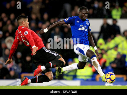 Il Manchester United Marcos Rojo sfide Everton's Oumar Niasse durante il match di Premier League a Goodison Park di Liverpool. Foto Stock