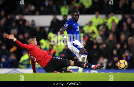 Il Manchester United Marcos Rojo sfide Everton's Oumar Niasse durante il match di Premier League a Goodison Park di Liverpool. Foto Stock