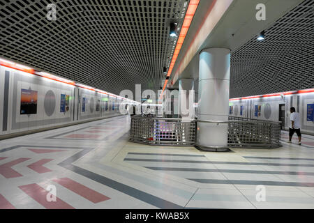 La gente che camminava per un treno all'interno di Pershing Square sistema di metropolitana stazione della metropolitana nel centro di Los Angeles, California USA KATHY DEWITT Foto Stock