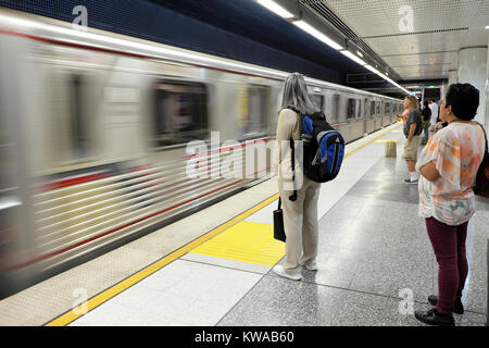 Le persone in attesa di un treno all'interno di Pershing metropolitana Piazza Stazione della metropolitana nel centro di Los Angeles, California USA KATHY DEWITT Foto Stock