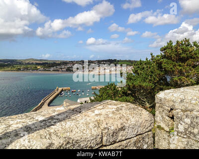 Vista da mura fortificate di St Michael's Mount a Marazion in Cornovaglia, Inghilterra, Regno Unito con le pareti e il porto Foto Stock