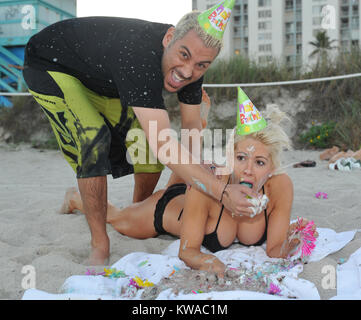 SMG Shayne Lamas Nik Richie FLXX Lost Baby Coma 021014 94.jpg COPERTURA ESCLUSIVA ULTIME NOTIZIE - ARCHIVIO FOTO ESCLUSIVE - ORIG presa 2010 a Miami Florida Miami, FL - 10 febbraio: (Storia TMZ) (esclusiva copertura) la tragedia ha colpito la famiglia Lamas -- Lorenzo Lamas' figlia Shayne (famoso per il suo stint su "laurea") ha appena perso il suo bambino da un freak complicazione di gravidanza ... e in coma. TMZ ha rotto la storia ultimo mese -- Shayne e suo marito Nik Richie (fondatore di TheDirty.com) erano in stato di gravidanza con il loro secondo bambino. Shayne era di 16 settimane lungo. Ma la domenica alle 7:35pm, Foto Stock