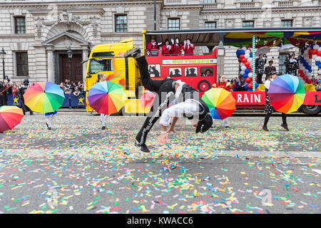 Londra, Regno Unito. 1a gen, 2018. I partecipanti dal London Borough of Sutton messo in un rendimento energetico con acrobazie. Gli artisti interpreti o esecutori, bande e altri partecipanti intrattengono il pubblico al 2018 Londra Capodanno Parade (LNDYP), il che rende il suo modo da Piccadilly, via Pall Mall e Trafalgar Square verso Piazza del Parlamento, con oltre 8.000 artisti tra cui Marching Band, cheerleaders, enti di beneficenza, i veicoli storici e gruppi dal London Boroughs. Credito: Imageplotter News e sport/Alamy Live News Foto Stock