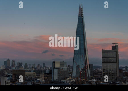 Londra, Regno Unito. 1a gen, 2018. Il primo tramonto del nuovo anno come si vede dalla piattaforma di visualizzazione - giorno di nuovi anni alla Tate Modern. Credito: Guy Bell/Alamy Live News Foto Stock