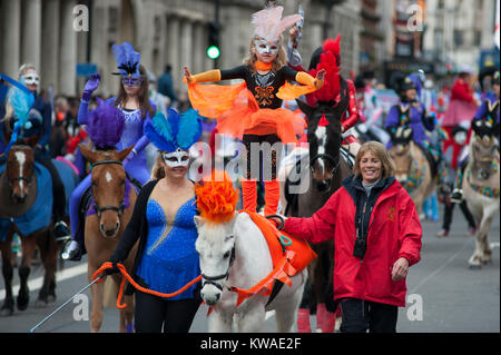 Il centro di Londra, Regno Unito. 1a gen, 2018. Londra la spettacolare Capodanno parata inizia a mezzogiorno in Piccadilly, rendendo la strada famosa West End arterie, finitura in piazza del Parlamento a 3.00pm. Tutti i cavalli del Queens Parade giù Whitehall. Credito: Malcolm Park/Alamy Live News. Foto Stock