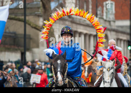 Il centro di Londra, Regno Unito. 1a gen, 2018. Londra la spettacolare Capodanno parata inizia a mezzogiorno in Piccadilly, rendendo la strada famosa West End arterie, finitura in piazza del Parlamento a 3.00pm. Tutti i cavalli del Queens Parade giù Whitehall. Credito: Malcolm Park/Alamy Live News. Foto Stock