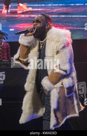 Dicembre 30, 2017 - Chicago, Illinois, Stati Uniti - Rick Ross durante il 2017 WGCI grande marmellata alla United Center di Chicago, Illinois (credito Immagine: © Daniel DeSlover via ZUMA filo) Foto Stock