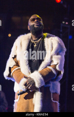 Dicembre 30, 2017 - Chicago, Illinois, Stati Uniti - Rick Ross durante il 2017 WGCI grande marmellata alla United Center di Chicago, Illinois (credito Immagine: © Daniel DeSlover via ZUMA filo) Foto Stock