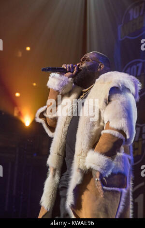 Dicembre 30, 2017 - Chicago, Illinois, Stati Uniti - Rick Ross durante il 2017 WGCI grande marmellata alla United Center di Chicago, Illinois (credito Immagine: © Daniel DeSlover via ZUMA filo) Foto Stock