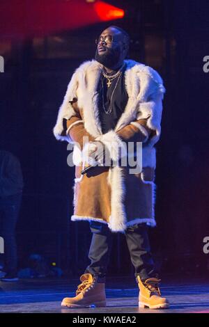 Dicembre 30, 2017 - Chicago, Illinois, Stati Uniti - Rick Ross durante il 2017 WGCI grande marmellata alla United Center di Chicago, Illinois (credito Immagine: © Daniel DeSlover via ZUMA filo) Foto Stock