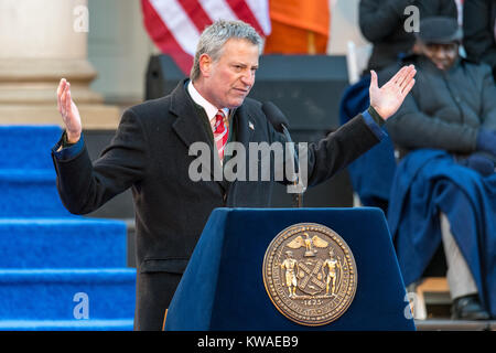 New York, Stati Uniti d'America. 1a gen, 2018. New York City il sindaco di Bill de Blasio gesti come egli offre un discorso dopo aver prestato giuramento di ufficio. De Blasio ha iniziato il suo secondo mandato come sindaco di usa la più grande città con un all'aperto la cerimonia di inaugurazione presso il municipio al di sotto delle temperature di congelamento del 1 gennaio 2018. Credito: Enrique Shore/Alamy Live News Foto Stock