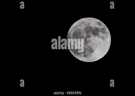 Northampton, Regno Unito Il 1 gennaio 2018. La prima sera del 2018 offre la più grande luna piena del prossimo anno, noto come Supermoon è anche noto come il lupo luna, si accende la prima serata sky quando appare da dietro le nuvole. Credito: Keith J Smith./Alamy Live News Foto Stock