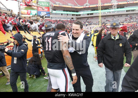 Città, Florida, Stati Uniti d'America. 1a gen, 2018. OCTAVIO JONES | Orari .South Carolina Gamecocks head coach sarà Muschamp celebra con South Carolina Gamecocks linebacker Eldridge Thompson (11) dopo aver sconfitto il South Carolina Gamecocks nell'Outback Bowl presso Raymond James Stadium di Tampa, Florida, lunedì 1 gennaio 2018. Il South Carolina Gamecocks sconfitto il Michigan ghiottoni 26 a 19. Credito: Octavio Jones/Tampa Bay volte/ZUMA filo/Alamy Live News Foto Stock