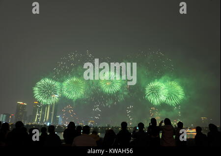 Changsha, provincia cinese di Hunan. 1a gen, 2018. Fuochi d'artificio esplodere in un evento per festeggiare il nuovo anno a Changsha, capitale della centrale provincia cinese di Hunan, 1 gennaio, 2018. Credito: lunga Hongtao/Xinhua/Alamy Live News Foto Stock