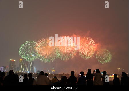 Changsha, provincia cinese di Hunan. 1a gen, 2018. Fuochi d'artificio esplodere in un evento per festeggiare il nuovo anno a Changsha, capitale della centrale provincia cinese di Hunan, 1 gennaio, 2018. Credito: lunga Hongtao/Xinhua/Alamy Live News Foto Stock