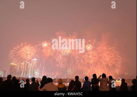 Changsha, provincia cinese di Hunan. 1a gen, 2018. Fuochi d'artificio esplodere in un evento per festeggiare il nuovo anno a Changsha, capitale della centrale provincia cinese di Hunan, 1 gennaio, 2018. Credito: lunga Hongtao/Xinhua/Alamy Live News Foto Stock