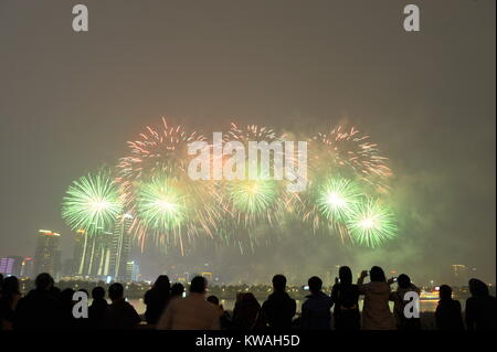 Changsha, provincia cinese di Hunan. 1a gen, 2018. Fuochi d'artificio esplodere in un evento per festeggiare il nuovo anno a Changsha, capitale della centrale provincia cinese di Hunan, 1 gennaio, 2018. Credito: lunga Hongtao/Xinhua/Alamy Live News Foto Stock