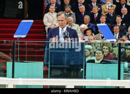 Washington, Distretto di Columbia, Stati Uniti d'America. Xx gen, 1989. Il Presidente degli Stati Uniti George H.W. Bush offre il suo discorso inaugurale dopo essere stato giurato-in come 41a Presidente degli Stati Uniti presso il Campidoglio US on gennaio 20, 1989. Ex Presidente degli Stati Uniti Ronald Reagan e ex first lady Nancy Reagan guarda su da destra.Credit: Louis Jacobson /CNP Credito: Louis Jacobson/CNP/ZUMA filo/Alamy Live News Foto Stock