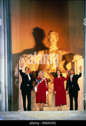 Washington, Distretto di Columbia, Stati Uniti d'America. 18 gennaio, 1989. Stati Uniti presidente-eletto George H.W. Bush partecipa alla cerimonia di apertura per la sua inaugurazione presso il Lincoln Memorial di Washington il 18 gennaio 1989. Da sinistra a destra: il Presidente eletto Bush, Barbara Bush, Marilyn Quayle, e US Vice presidente-eletto Dan Quayle.Credit: Robert Trippett/Piscina via CNP Credit: Robert Trippett/CNP/ZUMA filo/Alamy Live News Foto Stock