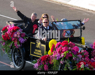 Los Angeles, Stati Uniti d'America. 1a gen, 2018. Torneo di Rose Grand Marhal Gary Sinise (L) onde con sfilata frequentatori durante la 129Rose Parade di Pasadena, California, Stati Uniti, 1 gennaio, 2018. Credito: Zhao Hanrong/Xinhua/Alamy Live News Foto Stock