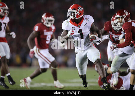 Pasadena, California, Stati Uniti d'America. 01 gen 2018. 1 gennaio 2018: Georgia Bulldogs running back Sony Michel (1) si rompe un tentativo di affrontare il problema da Oklahoma Sooners defensive back Steven Parker (10) come lui corre in per il gioco di touchdown vincente in doppio lavoro straordinario nel gioco tra la Georgia Bulldogs e Oklahoma Sooners, il Rose Bowl di Pasadena, CA. Credito: Cal Sport Media/Alamy Live News Foto Stock