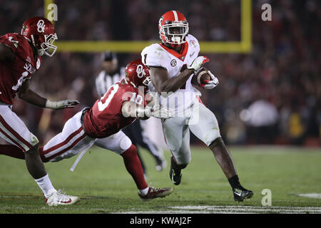 Pasadena, California, Stati Uniti d'America. 01 gen 2018. 1 gennaio 2018: Georgia Bulldogs running back Sony Michel (1) si rompe un tentativo di affrontare il problema da Oklahoma Sooners defensive back Steven Parker (10) come lui corre in per il gioco di touchdown vincente in doppio lavoro straordinario nel gioco tra la Georgia Bulldogs e Oklahoma Sooners, il Rose Bowl di Pasadena, CA. Credito: Cal Sport Media/Alamy Live News Foto Stock