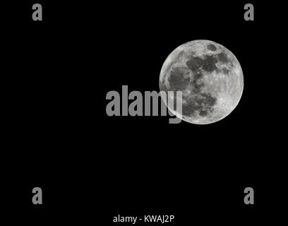 Washington, Stati Uniti d'America. 1a gen, 2018. Una vista dei più grandi e più brillanti supermoons del 2018, chiamato il lupo luna. Foto Stock