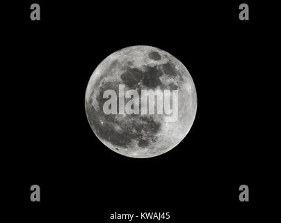 Washington, Stati Uniti d'America. 1a gen, 2018. Una vista dei più grandi e più brillanti supermoons del 2018, chiamato il lupo luna. Foto Stock