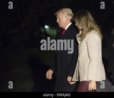 Washington, Distretto di Columbia, Stati Uniti d'America. 1a gen, 2018. Il Presidente degli Stati Uniti, Trump, First Lady Melania Trump e il loro figlio Barron Trump tornare alla Casa Bianca di Washington, DC, 1 gennaio 2018 dopo il loro soggiorno a Mar-a-Lago in Palm Beach, Florida.Credit: Chris Kleponis/Piscina via CNP Credito: Chris Kleponis/CNP/ZUMA filo/Alamy Live News Foto Stock