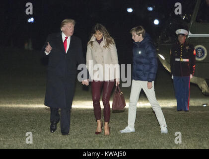 Washington, Distretto di Columbia, Stati Uniti d'America. 1a gen, 2018. Il Presidente degli Stati Uniti, Trump, First Lady Melania Trump e il loro figlio Barron Trump tornare alla Casa Bianca di Washington, DC, 1 gennaio 2018 dopo il loro soggiorno a Mar-a-Lago in Palm Beach, Florida.Credit: Chris Kleponis/Piscina via CNP Credito: Chris Kleponis/CNP/ZUMA filo/Alamy Live News Foto Stock