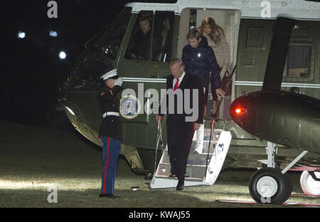 Washington, Distretto di Columbia, Stati Uniti d'America. 1a gen, 2018. Il Presidente degli Stati Uniti, Trump, First Lady Melania Trump e il loro figlio Barron Trump tornare alla Casa Bianca di Washington, DC, 1 gennaio 2018 dopo il loro soggiorno a Mar-a-Lago in Palm Beach, Florida.Credit: Chris Kleponis/Piscina via CNP Credito: Chris Kleponis/CNP/ZUMA filo/Alamy Live News Foto Stock