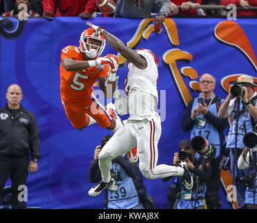 New Orleans, LA, Stati Uniti d'America. 1a gen, 2018. Alabama Crimson Tide defensive back Tony Brown (2) si rompe un pass destinati Clemson Tigers wide receiver Tee Higgins (5) nel secondo trimestre durante l'Allstate Sugar Bowl tra l'Alabama Crimson Tide e la Clemson Tigers al Mercedes-Benz Superdome di New Orleans, in Louisiana. John Glaser/CSM/Alamy Live News Foto Stock