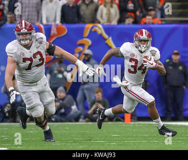 New Orleans, LA, Stati Uniti d'America. 1a gen, 2018. Alabama Crimson Tide running back Damien Harris (34) corre per cantieri nel secondo trimestre durante l'Allstate Sugar Bowl tra l'Alabama Crimson Tide e la Clemson Tigers al Mercedes-Benz Superdome di New Orleans, in Louisiana. John Glaser/CSM/Alamy Live News Foto Stock