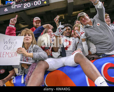 New Orleans, LA, Stati Uniti d'America. 1a gen, 2018. Alabama Crimson Tide defensive back Trevon Diggs (7) festeggia con i fan dopo aver sconfitto i Clemson Tigers 24-6 durante l'Allstate Sugar Bowl tra l'Alabama Crimson Tide e la Clemson Tigers al Mercedes-Benz Superdome di New Orleans, in Louisiana. John Glaser/CSM/Alamy Live News Foto Stock