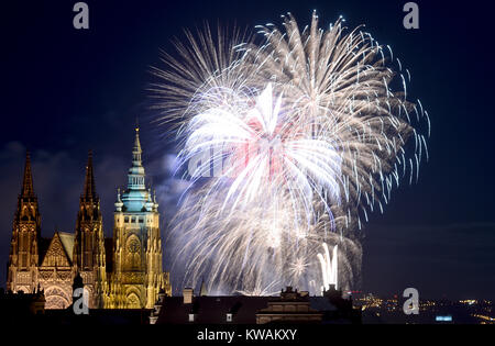 Praga. 1a gen, 2018. Nuovo Anno di fuochi d'artificio 2018, eiettato fuori da Letna presso 18:00, Praga, Repubblica Ceca, 1 gennaio 2018. Il spettacolo pirotecnico con accompagnamento musicale è stata denominata 100 anni nella capitale Praga citta'. Sul lato sinistro è visibile il Castello di Praga. Credito: Vit Simanek/CTK foto/Alamy Live News Foto Stock