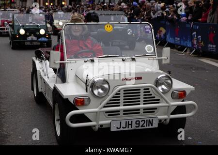 London New Year's Parade 2018 - ballerini, acrobati, cheerleaders, Marching Band, i veicoli storici e più assemblare nel cuore della capitale per un colorato celebrazione dello spettacolo contemporaneo Foto Stock