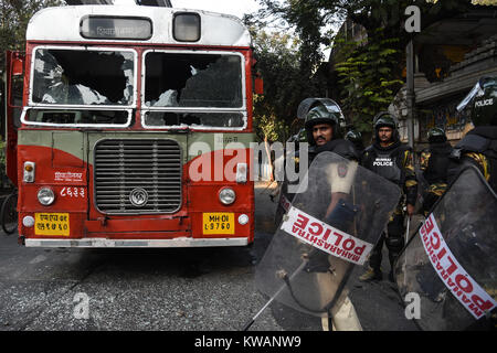 Mumbai. Il 2 gennaio, 2018. Indian poliziotti pattugliano la zona come un autobus pubblici è stato danneggiato dai contestatori dalit in Mumbai, India, Gen 2, 2018. Le proteste scoppiate in diverse parti di Mumbai il Martedì, un giorno dopo un 28-anno-vecchio dalit sono morti nel distretto di Pune a seguito di un alterco tra due gruppi durante le celebrazioni per il bicentenario di una guerra British-Peshwa. Credito: Xinhua/Alamy Live News Foto Stock