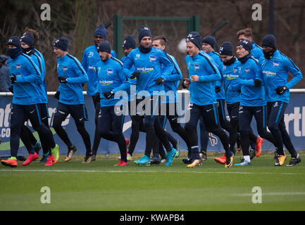 Berlino, Germania. 02Jan, 2018. Hertha i giocatori di eseguire il loro primo giro durante la formazione di Hertha BSC presso il parco Olympia Stadium di Berlino, Germania, 02 gennaio 2018. Credito: Soeren Stache/dpa/Alamy Live News Foto Stock