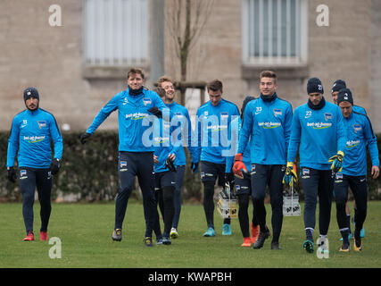 Berlino, Germania. 02Jan, 2018. Hertha i giocatori di arrivare per la formazione di Hertha BSC presso il parco Olympia Stadium di Berlino, Germania, 02 gennaio 2018. Credito: Soeren Stache/dpa/Alamy Live News Foto Stock