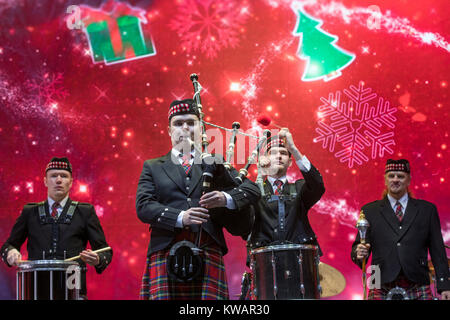 Mosca, Russia. Il 2 gennaio, 2018. Nuovo Anno di Mosca, Russia. Gruppo scozzese esegue sulla Tverskaya Street durante il festival "Il Viaggio di Natale'. Credito: Nikolay Vinokurov/Alamy Live News Credito: Nikolay Vinokurov/Alamy Live News Foto Stock