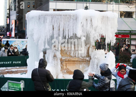 New York, Stati Uniti d'America. Il 2 gennaio, 2018. Le persone guardano ad una fontana congelata al Bryant Park di New York negli Stati Uniti, a gennaio 2, 2018. Persone nella parte nord-est degli Stati Uniti aveva frigida inizio del nuovo anno come molte città vide registrare a bassa temperatura in anni di martedì. Credito: Wang Ying/Xinhua/Alamy Live News Foto Stock