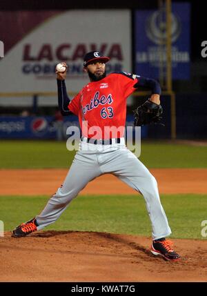 Valencia, Carabobo. Il 2 gennaio, 2018. 2 gennaio 2018. Darrell Thompson, aprire il bricco per il Caribes de Anzoategui nel primo gioco di baseball professionale dei playoff del Venezuela, tra Caribes de Anzoategui e Navegantes del Magallanes, tenutosi a Jose Bernardo Perez stadium nella città di Valencia, Carabobo stato. Venezuela. Foto: Juan Carlos Hernandez Credito: Juan Carlos Hernandez/ZUMA filo/Alamy Live News Foto Stock