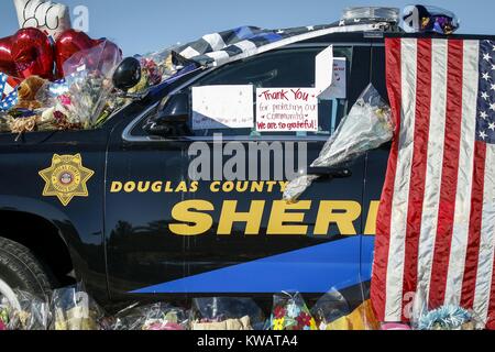 Denver, Stati Uniti d'America. Il 2 gennaio, 2018. Fiori e palloncini su una macchina della polizia sono visti a piangere per Douglas sceriffo della contea Vice Zackari Parrish, che ha sparato e ucciso nella linea del dovere da un bandito la scorsa domenica mattina, nelle Highlands Ranch, Colorado, negli Stati Uniti il 7 Gennaio 2, 2018. Zackari Parrish era sposato e padre di due figli. Credito: Marc Piscotty/Xinhua/Alamy Live News Foto Stock