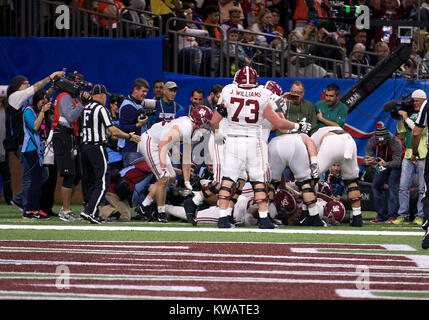 New Orleans, Louisiana, Stati Uniti d'America. 01 gen 2018. Alabama giocatori festeggiare il touchdown da Alabama lineman difensivo Da'Ron Payne (94) durante il NCAA Football azione di gioco tra l'Alabama Crimson Tide e la Clemson Tigers al Mercedes-Benz Superdome di New Orleans, in Louisiana. Alabama sconfitto Clemson 24-6. John Mersits/CSM/Alamy Live News Foto Stock