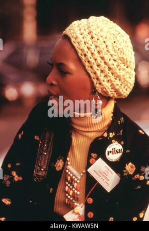 Una donna che parla al funzionamento push, una convenzione annuale destinato a raccogliere fondi per un nero locale stazione radio, Chicago, Illinois, luglio 1973. Immagine cortesia John White/US National Archives. Immagine cortesia archivi nazionali. Foto Stock